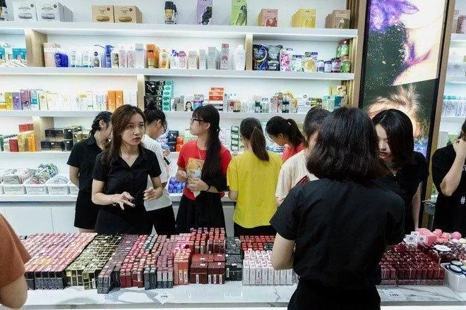 Nhân viên Coco Shop tư vấn cho khách hàng. (Ảnh: Internet)