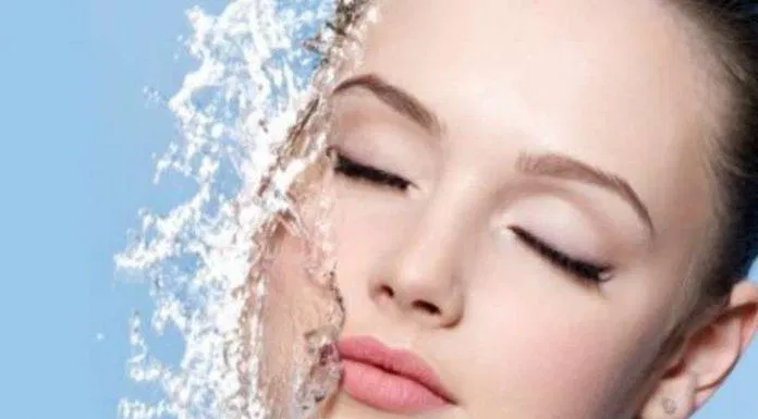 Cung cấp đủ nước cho da là vô cùng quan trọng. (Nguồn: Internet)