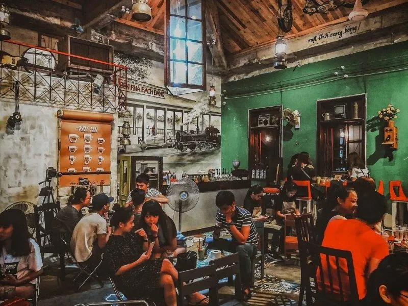 Không gian bên trong của quán cafe 1975