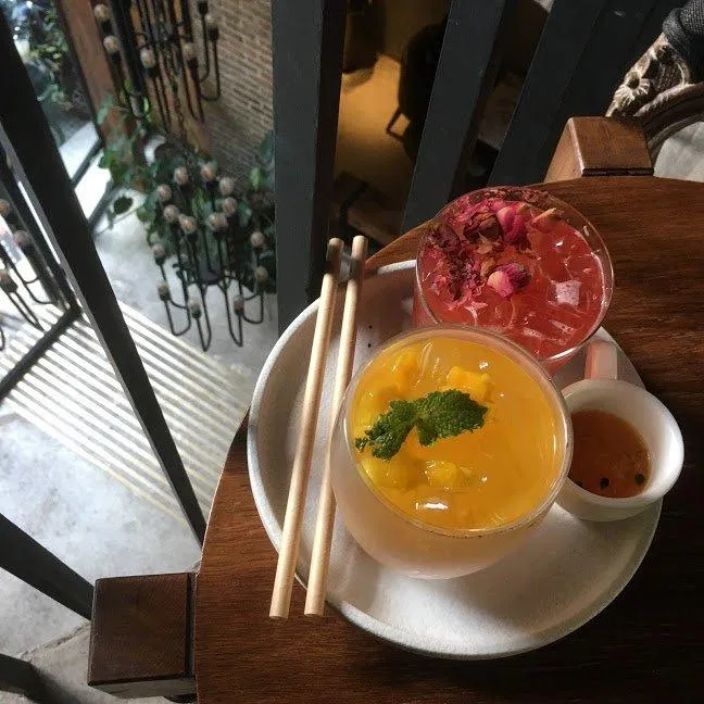 Đến cả đồ uống cũng được bày trí rất xinh, ống hút giấy thân thiện với môi trường. (Ảnh: BlogAnChoi) Đến cả đồ uống cũng được bày trí rất xinh, ống hút giấy thân thiện với môi trường. (Ảnh: BlogAnChoi)