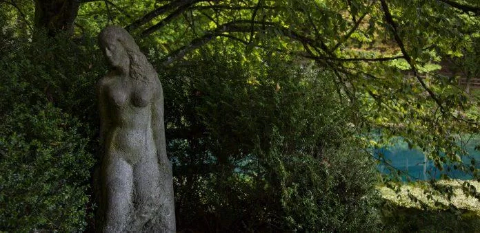 Bức tượng nàng Die Schöne Lau ở Blautopf (Ảnh: Internet)