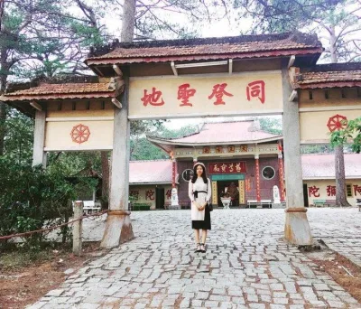 Du khách check-in trước cổng tam quan ( nguồn: Internet )