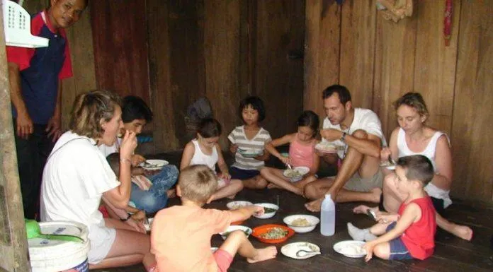 Du khách có bữa ăn ấm cúng tại nhà người dân bản địa ( nguồn: Internet )