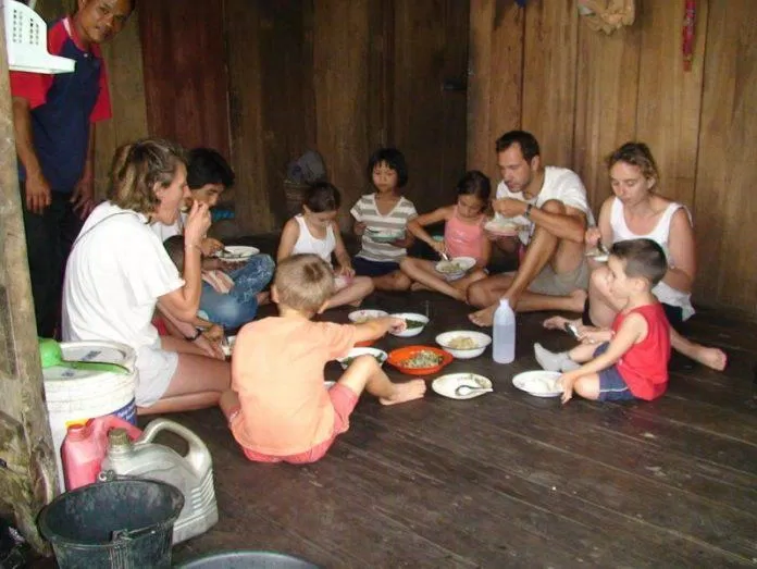 Du khách có bữa ăn ấm cúng tại nhà người dân bản địa ( nguồn: Internet )