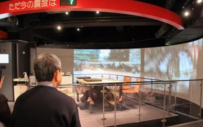 Khách tham quan được trải nghiệm "động đất" tại bảo tàng. (Nguồn: Internet)