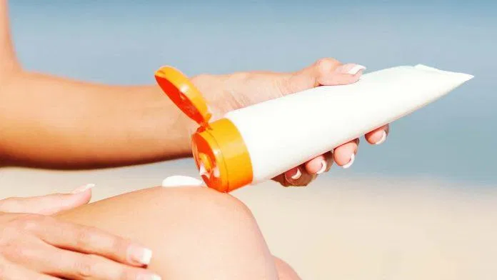 Dù trời nhiều mây hay mưa thì vẫn nên sử dụng kem chống nắng (Nguồn: Internet).