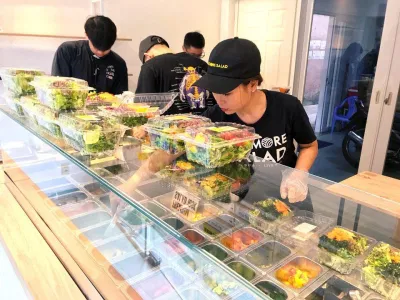 Eat More Salad có tới 15 loại nước sốt tự làm (Nguồn : FB Eat More Salad)