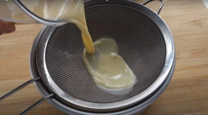 Dùng rây lọc qua phần bánh Flan để loại bỏ bọt khí (nguồn: ) Dùng rây lọc qua phần bánh Flan để loại bỏ bọt khí (nguồn: )