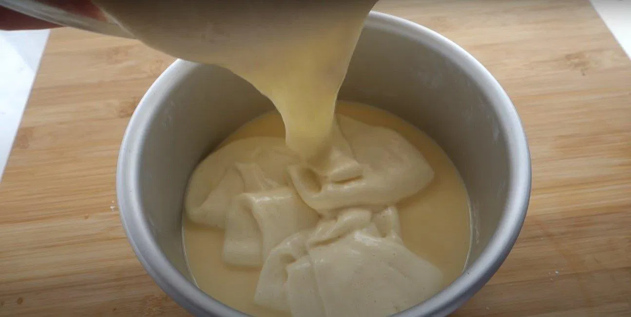 Đổ phần bánh Gato để kết thúc khâu chuẩn bị (nguồn:) Đổ phần bánh Gato để kết thúc khâu chuẩn bị (nguồn:)