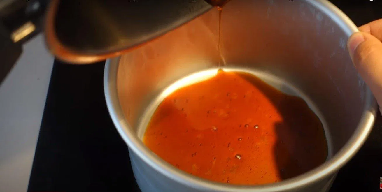 Caramel cần có màu cánh gián như thế này nhé! (nguồn: ) Caramel cần có màu cánh gián như thế này nhé! (nguồn: )