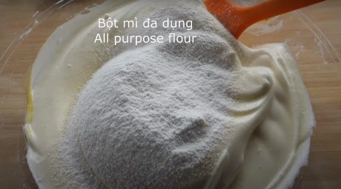Áp dụng kĩ thuật hất ngược để trộn đều bằng phới đánh bột( nguồn: ) Áp dụng kĩ thuật hất ngược để trộn đều bằng phới đánh bột( nguồn: )