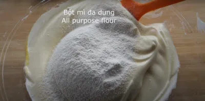 Áp dụng kĩ thuật hất ngược để trộn đều bằng phới đánh bột( nguồn: ) Áp dụng kĩ thuật hất ngược để trộn đều bằng phới đánh bột( nguồn: )
