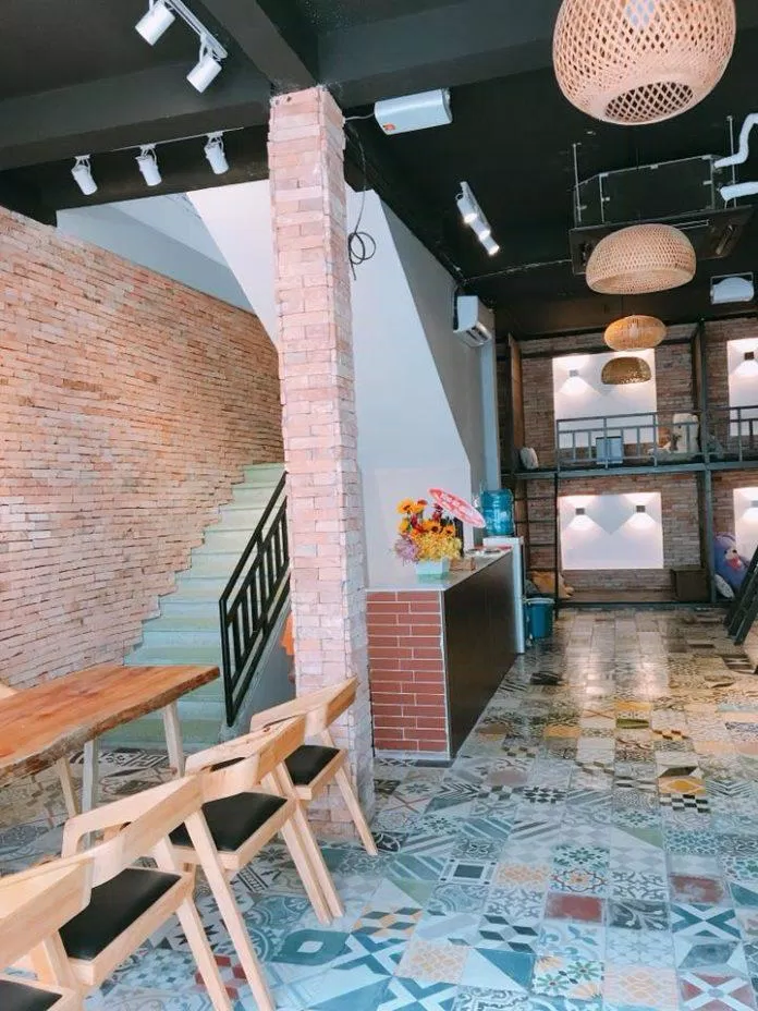 Tường được lót bằng gạch ống, không sơn phết tạo cảm giác gần gũi (Nguồn: FB The Daily Coffee)