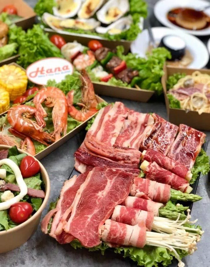 Món ăn ở Hana buffet đa dạng với nhiều loại thịt và hải sản (Nguồn: Facebook Hana Buffet)