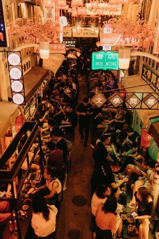 Quán decor giống đường phố Hong Kong (Nguồn: FB Beer Alley - Lost in Hong Kong)