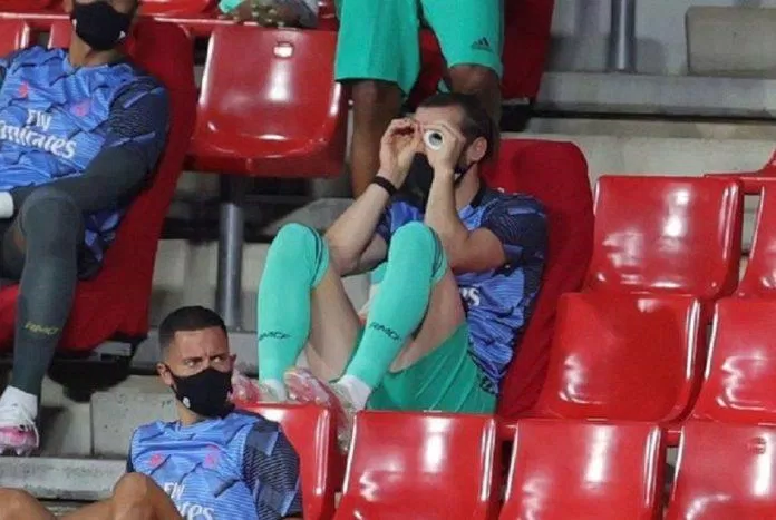 Bale hành xử khó hiểu trên khán đài.