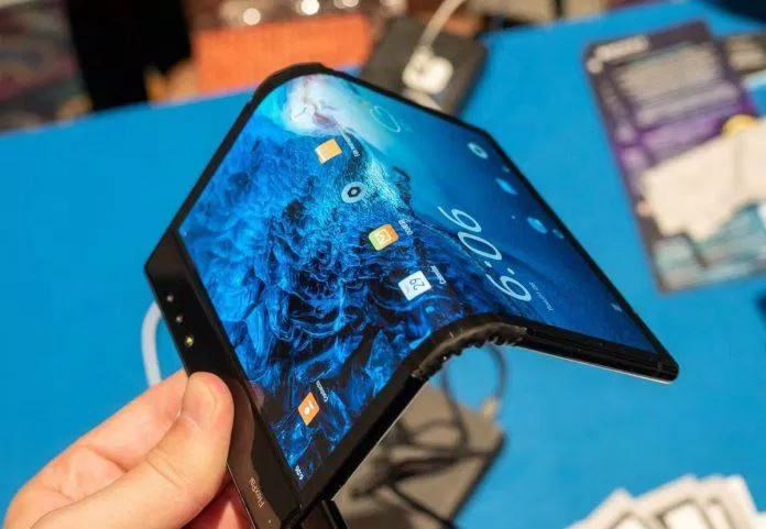 Android 10 còn hỗ trợ cả những chiếc điện thoại gập. (Nguồn: Internet)