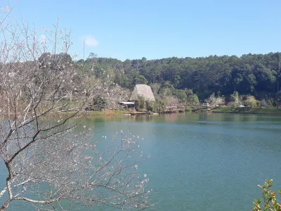 Khung cảnh thơ mộng tại hồ Đắk Ke (Nguồn: BlogAnChoi)