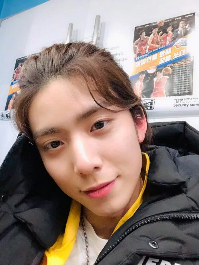 Hwiyoung (SF9) chia sẻ bí quyết sử dụng toner và kem dưỡng ẩm. (Nguồn: Internet)