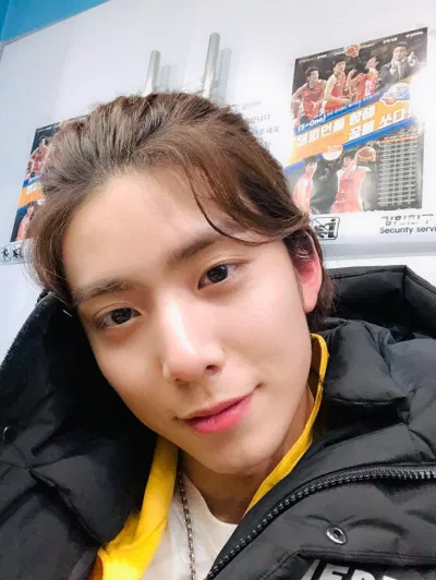 Hwiyoung (SF9) chia sẻ bí quyết sử dụng toner và kem dưỡng ẩm. (Nguồn: Internet)