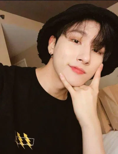 I.M (MONSTA X) chia sẻ bí quyết sử dụng máy rửa mặt. (Nguồn: Internet)