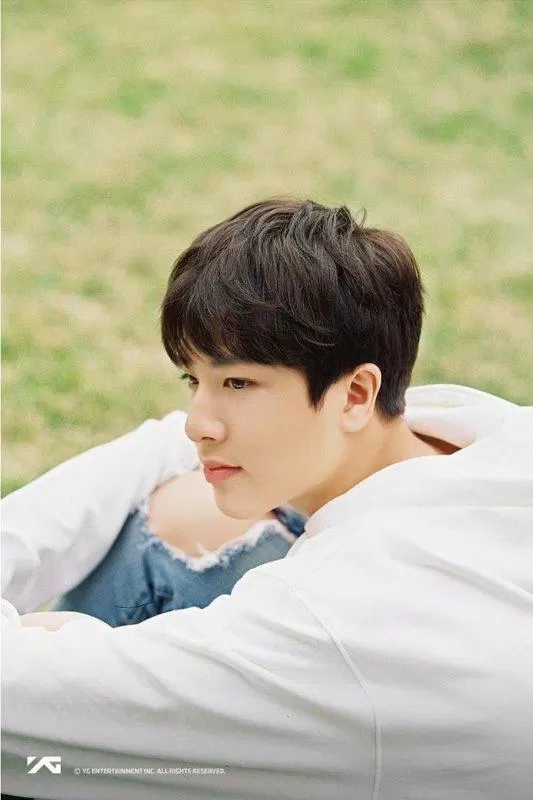 Góc nghiêng của Junghwan trong bộ ảnh concept. (Nguồn: Internet) Góc nghiêng của Junghwan trong bộ ảnh concept. (Nguồn: Internet)