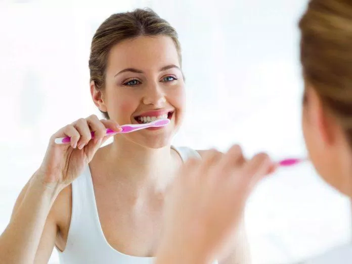 Chữa hôi miệng tại nhà bằng cách đánh răng thường xuyên (Nguồn: Internet).