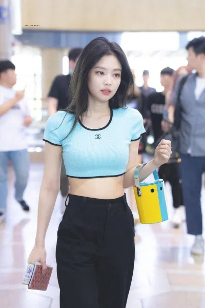 Jennie rất chăm diện trang phục đến từ nhà mốt Chanel (Ảnh: Internet)