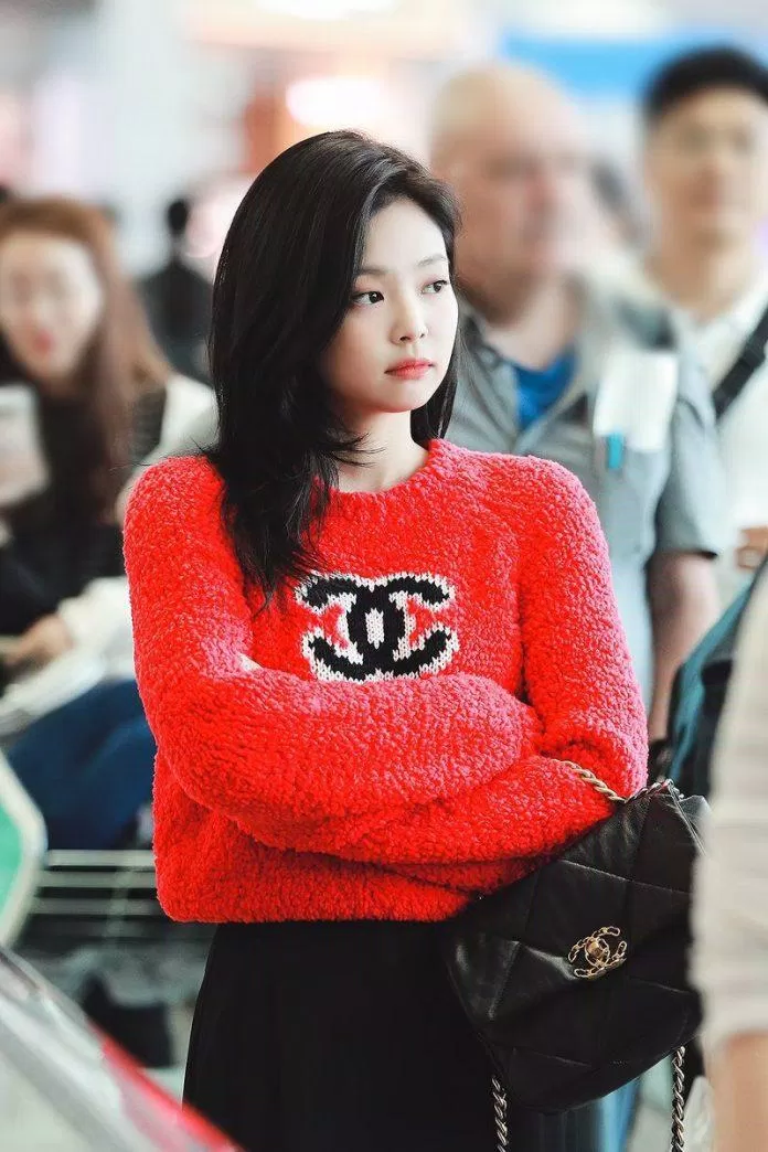 Jennie rất chăm diện trang phục đến từ nhà mốt Chanel (Ảnh: Internet)