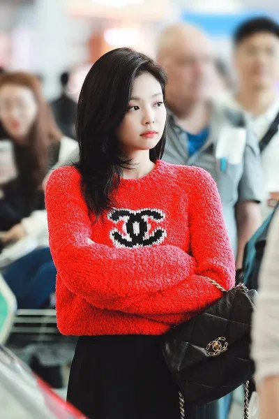 Jennie rất chăm diện trang phục đến từ nhà mốt Chanel (Ảnh: Internet)
