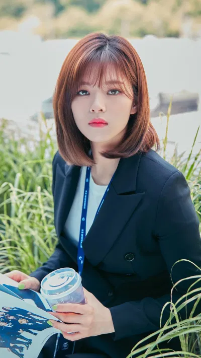 Cô nàng cá tính Jeongyeon thích đọc thơ và xem các bộ phim truyền hình khi ở nhà (ảnh: internet)
