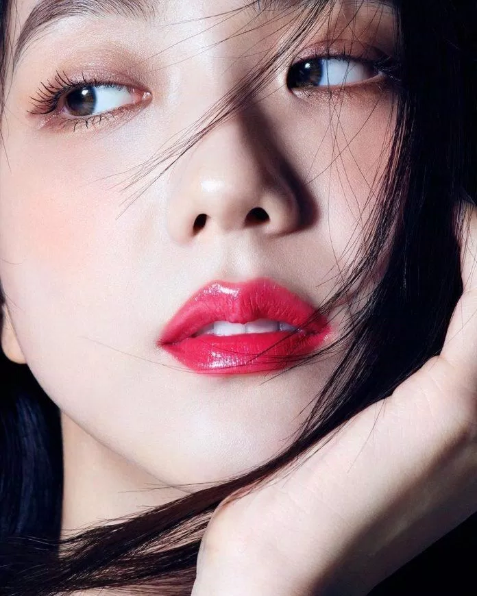 Vẻ đẹp rạng ngời của Jisoo khi làm đại sứ cho Dior Beauty (Ảnh: Internet)