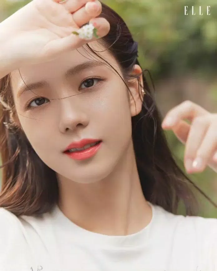 Cận cảnh cô nàng đại sứ xinh đẹp Jisoo của Dior Beauty trên tạp chí ELLE ấn phẩm tháng 7 (Ảnh: Internet)