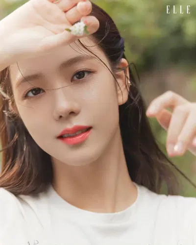 Cận cảnh cô nàng đại sứ xinh đẹp Jisoo của Dior Beauty trên tạp chí ELLE ấn phẩm tháng 7 (Ảnh: Internet)