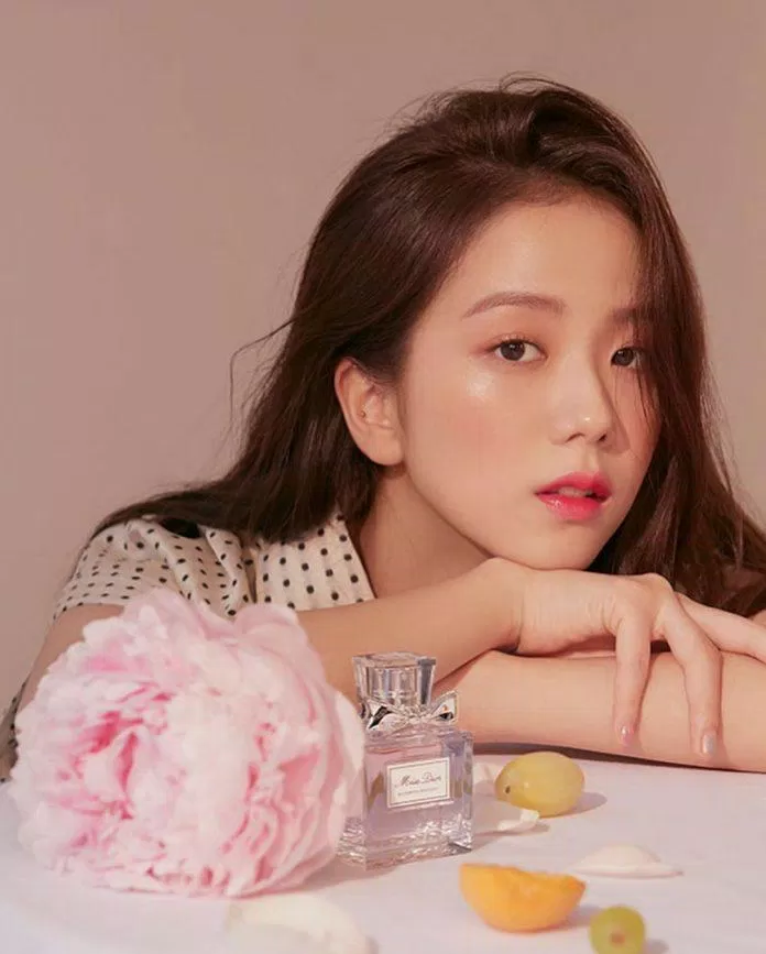 Cận cảnh cô nàng đại sứ xinh đẹp Jisoo của Dior Beauty trên tạp chí ELLE ấn phẩm tháng 7 (Ảnh: Internet)