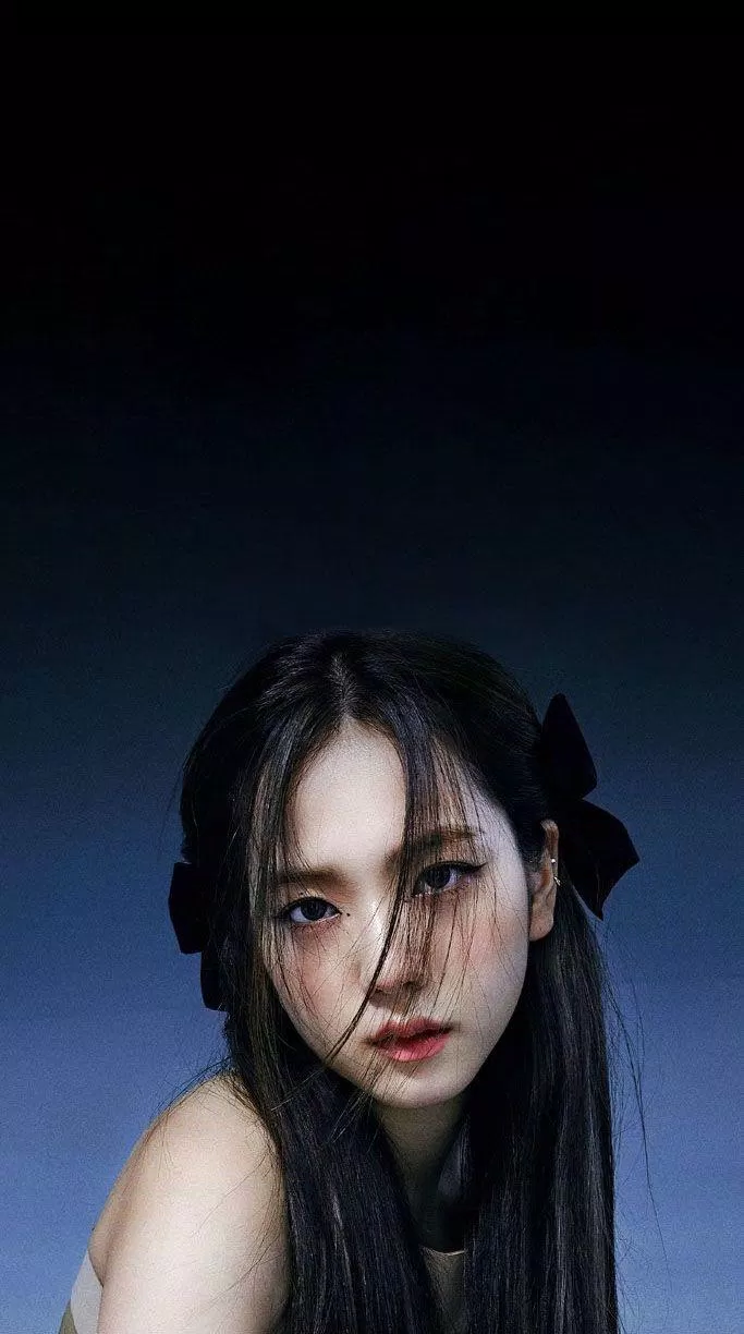 Kẹp tóc hình nơ đơn giản nhưng ăn gơ 100% với visual xuất sắc của Jisoo (nguồn: internet)