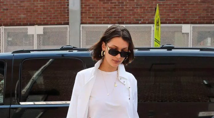 Phối đồ cao tay như Bella Hadid với các item basic như áo croptop trắng, jean bermuda và khoác sơ mi trắng. (nguồn ảnh: Internet)
