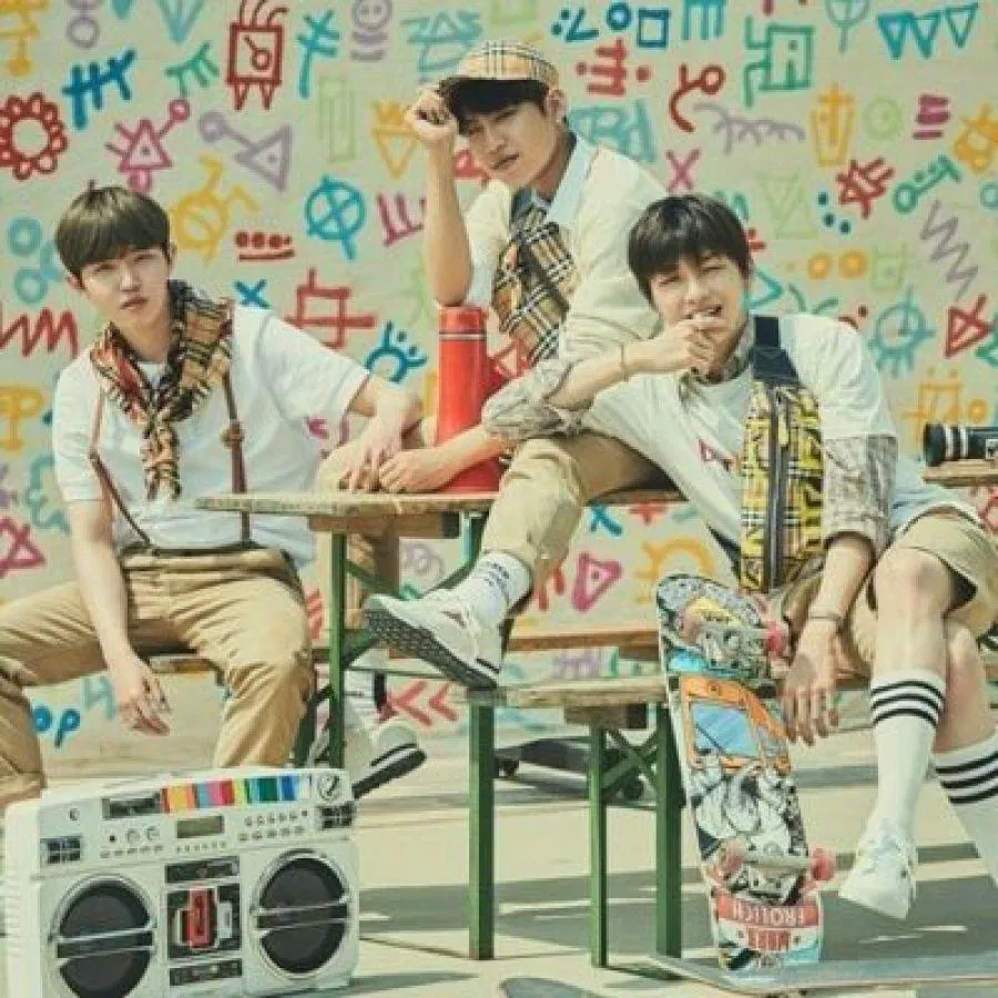 Wanna One Triple Position với hình tượng chuột túi trong ca khúc Kangaroo. (Nguồn: Internet)