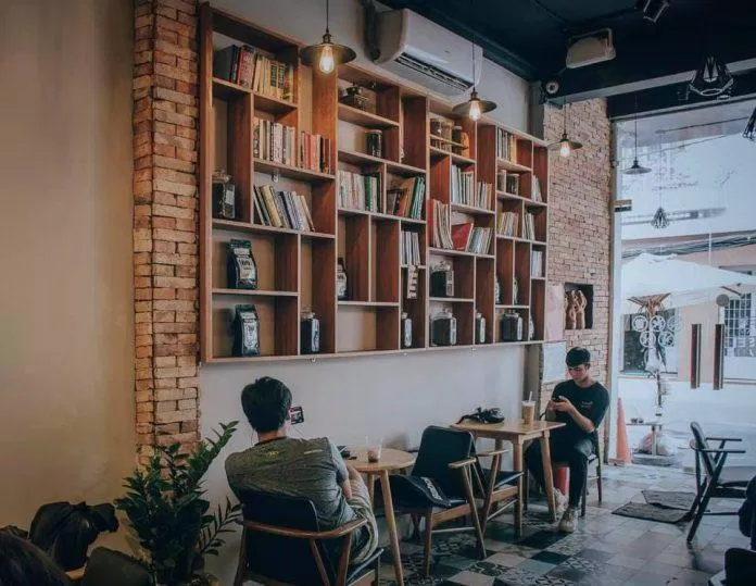 Xung quanh quán còn có rất nhiều kệ sách (Nguồn: FB The Daily Coffee)