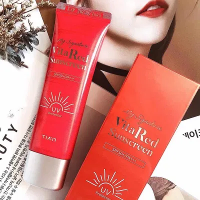 kem chống nắng Tiam Vita Red Sunscreen có tông màu chủ đạo là màu đỏ rực rỡ, vô cùng nổi bật (Nguồn: Internet). kem chống nắng Tiam Vita Red Sunscreen có tông màu chủ đạo là màu đỏ rực rỡ, vô cùng nổi bật (Nguồn: Internet).