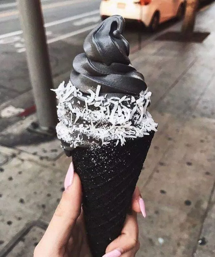 Chiếc kem màu đen cực kỳ hấp dẫn. (ảnh: Internet)