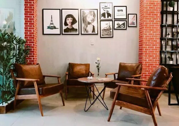 Quán có 2 tầng, tầng trệt có quầy pha chế và có bàn ghế cho khách ngồi (Nguồn: FB The Daily Coffee)