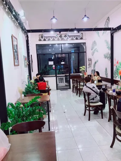 Quán có không gian nhỏ nhưng chỗ ngồi khá thoải mái (Nguồn: FB Hebi Poke)