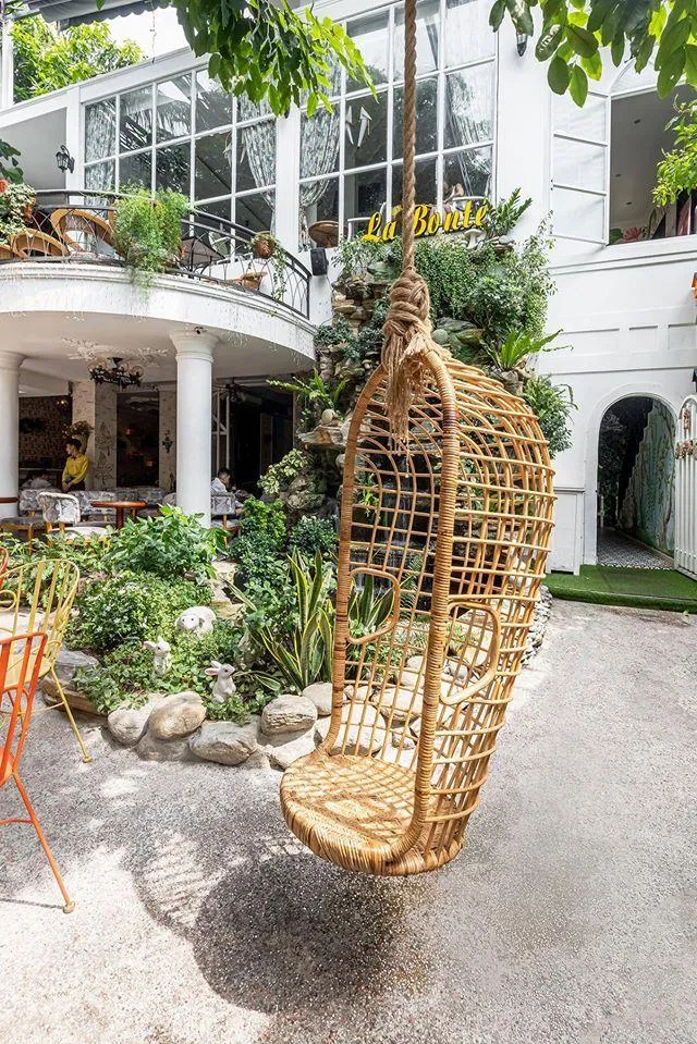 Không gian quán trang trí giống như những tòa lâu đài của Châu Âu (Nguồn: FB La Bonté Café)