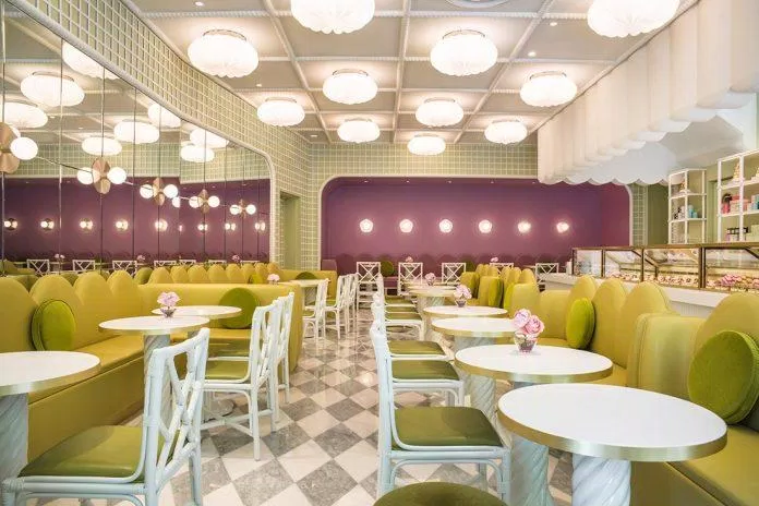 Laduree Tokyo với không gian tràn ngập màu pastel nữ tính (Ảnh: Internet) Laduree Tokyo với không gian tràn ngập màu pastel nữ tính (Ảnh: Internet)