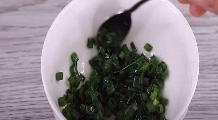 Làm mỡ hành (Nguồn: Món Ăn Ngon)