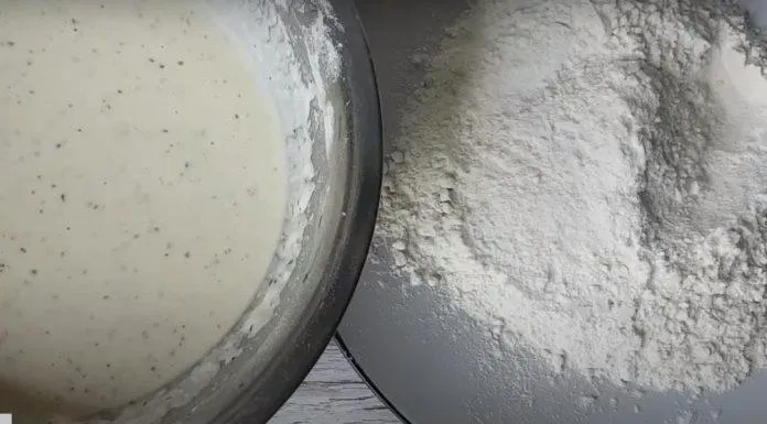 Nhúng thịt gà qua bột ướt rồi lăn qua bột khô (Ảnh: Cultured Cuisine) Nhúng thịt gà qua bột ướt rồi lăn qua bột khô (Ảnh: Cultured Cuisine)