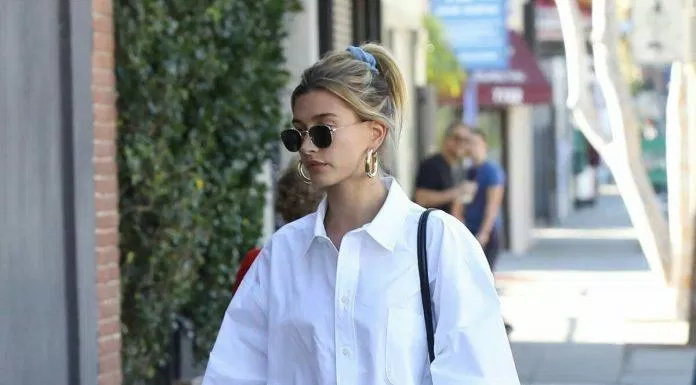 Hailey Bieber hay diện kiểu áo sơ mi trắng giấu quần xuống phố như vậy đó. (nguồn ảnh: Internet)