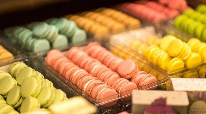 Hàng dài macaron đầy màu sắc khiến thực khách khó lòng cưỡng lại (Ảnh: Internet) Hàng dài macaron đầy màu sắc khiến thực khách khó lòng cưỡng lại (Ảnh: Internet)