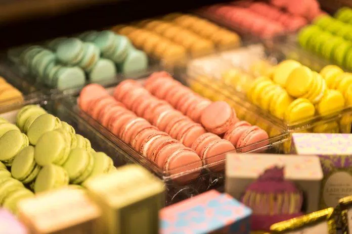 Hàng dài macaron đầy màu sắc khiến thực khách khó lòng cưỡng lại (Ảnh: Internet) Hàng dài macaron đầy màu sắc khiến thực khách khó lòng cưỡng lại (Ảnh: Internet)